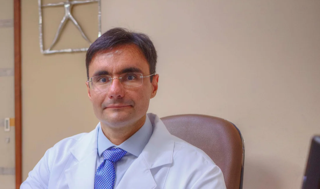 Dr. Rodrigo Trigueiro Morais de Paiva em consultório